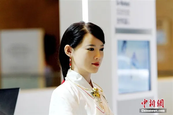 中国最美女机器人被男嘉宾集体调戏都累出病了