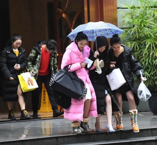 艺考寒风冷雨考生光腿上阵美丽冻人