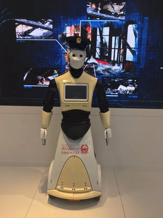 迪拜今夏部署首批机器人警察 中国制造