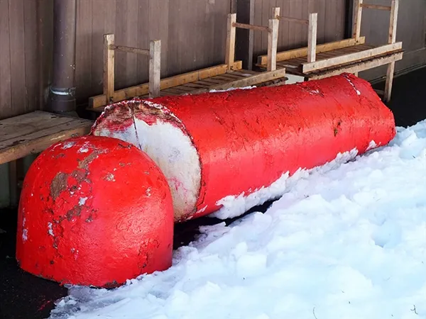 日本天狗雕像鼻子被暴雪压断：看着好痛