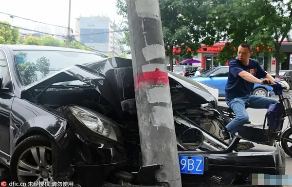 妙龄女奔驰撞电线杆：就是想死