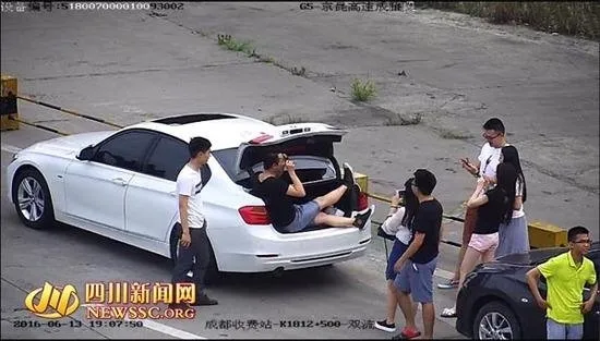 男子高速停车 玩美人鱼妩媚自拍：重罚