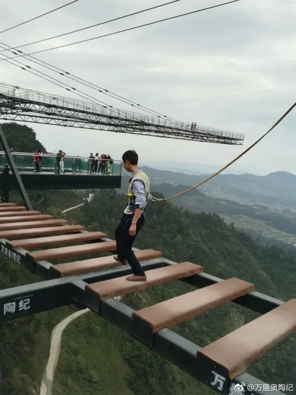 重庆再现“世界之最”惊险项目：天空悬廊