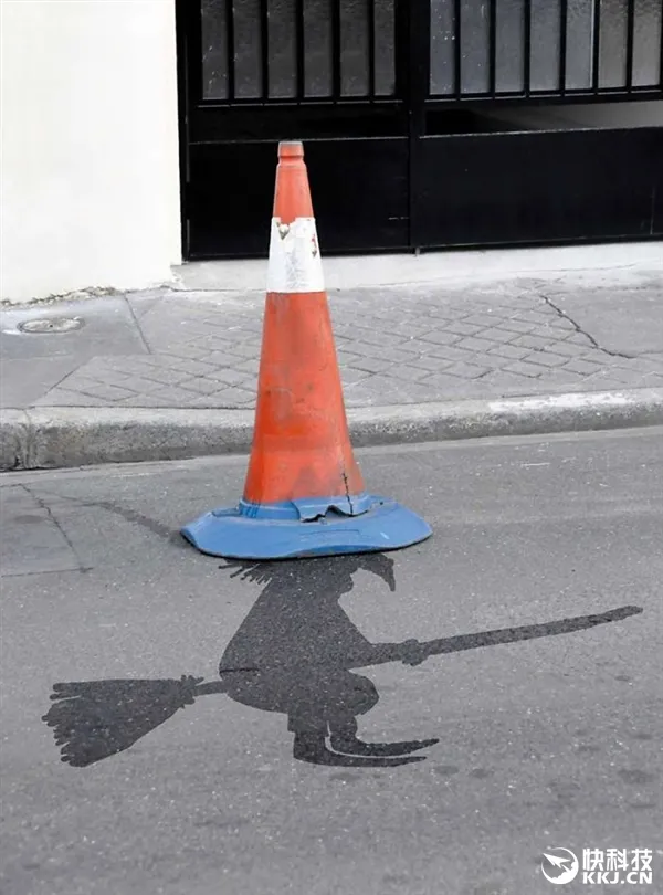 艺术家在巴黎街头涂鸦：最后一张羞羞的
