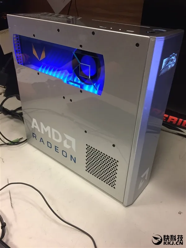 全球第一台！AMD Vega全新旗舰卡竟塞进迷你机