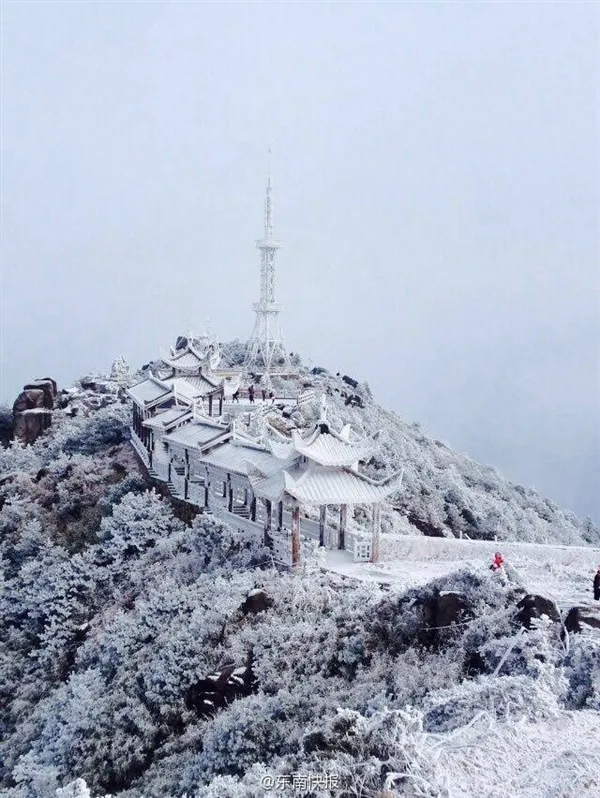 雪中高塔美的上天 变身“冰封王座”