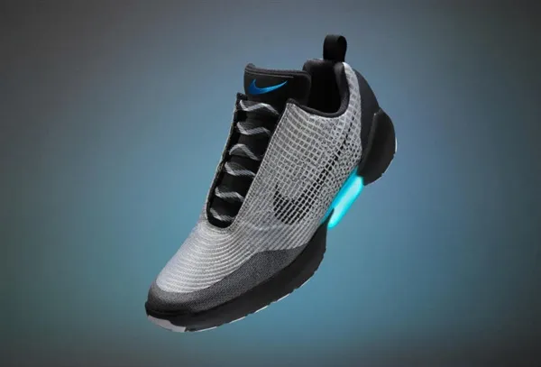 耐克黑科技全球首款自动系带运动鞋实拍
