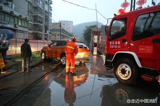 SUV跟导航走被困铁轨 竟然在这时火车就要来了...