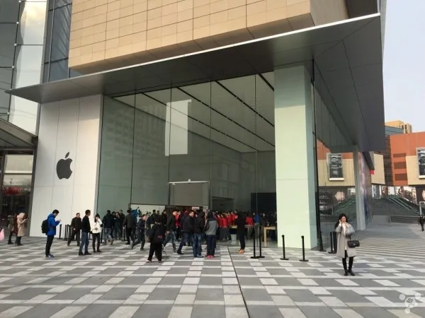 青岛万象城Apple Store今开业：寒风刺骨难阻热情果粉