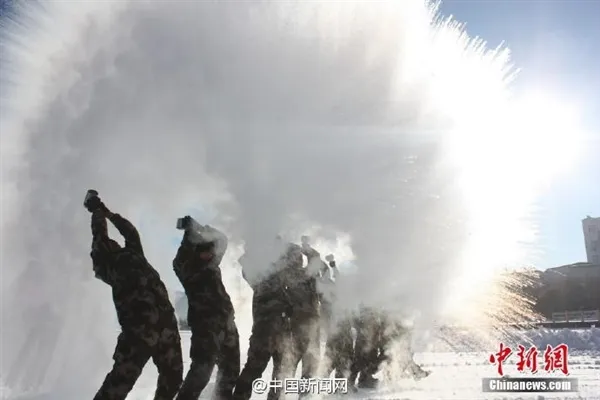 兵哥哥“泼水成冰”玩嗨了 这画面太美