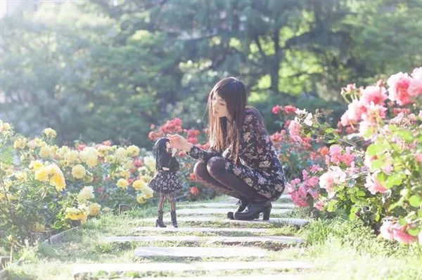 日本美女与洋服玩偶同框拍写真：仙气十足