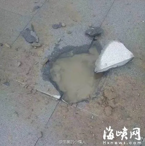 广场大理石地板被雷击出大窟窿：场面匪夷所思