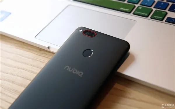 nubia Z17 mini真机图赏：妹纸实力抢镜