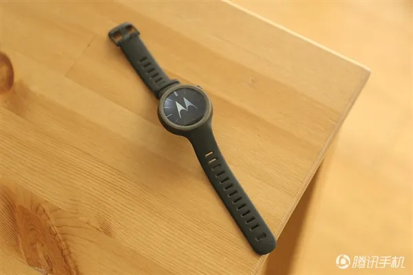 2388元！Moto 360运动版国行图赏：硅胶腕带