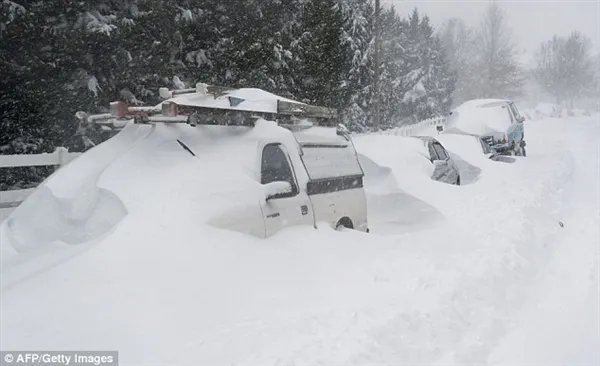 暴风雪袭击美国：积雪过腰 车被“埋”了