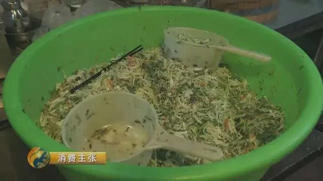 太恶心！曝网餐平台黑作坊现状：洗碗池涮拖把 垃圾堆穿串