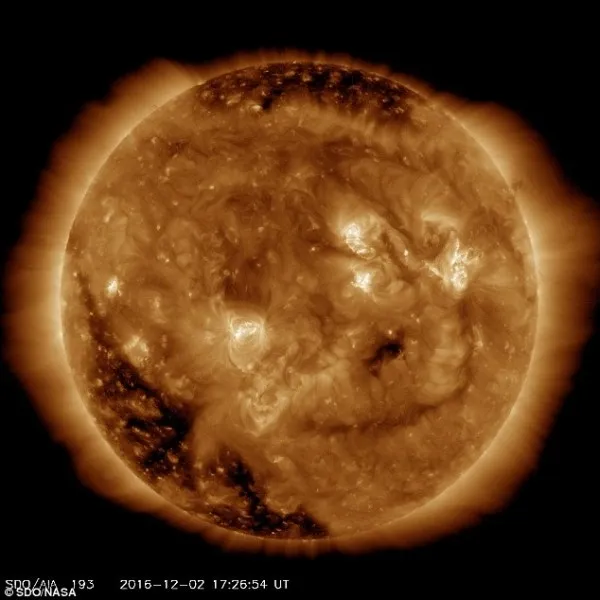 NASA公布最新照片：太阳面带笑容 眼睛或为太阳的活跃区域