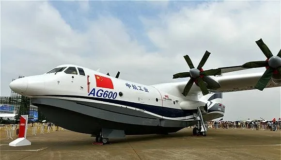 中国自主水陆两栖飞机：AG600成功首次滑行