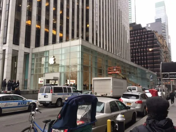 非常拥挤 第五大道 Apple Store 临时点抢先看