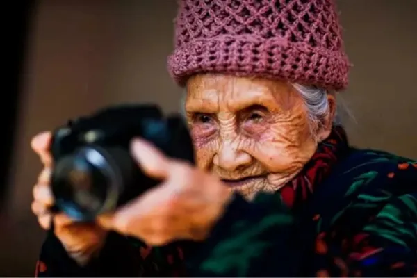 桂林老奶41岁学摄影 转眼已坚持64年