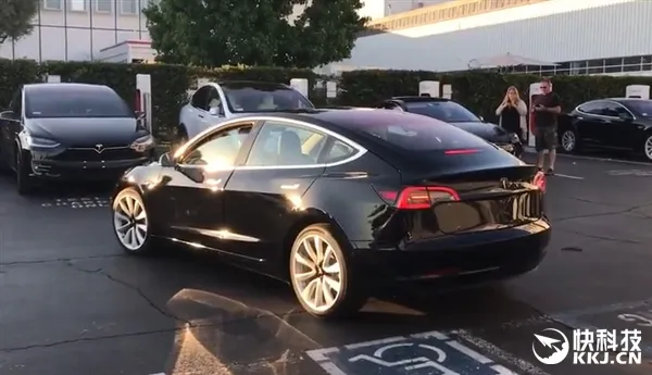 24万平民神车！特斯拉Model 3量产版首曝：配大号iPad