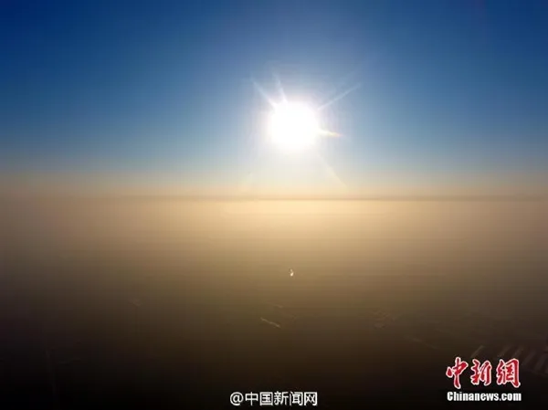 高空航拍雾霾蓝天相隔一线 画面震撼