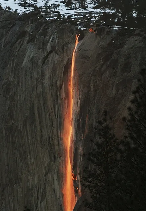 美呆了！美国公园惊现“火瀑布”奇观：自带特效震撼
