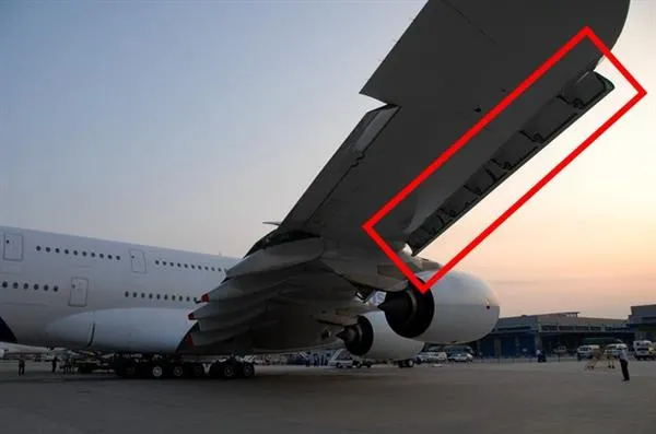 打赌你都见过 揭秘飞机机翼的神秘结构