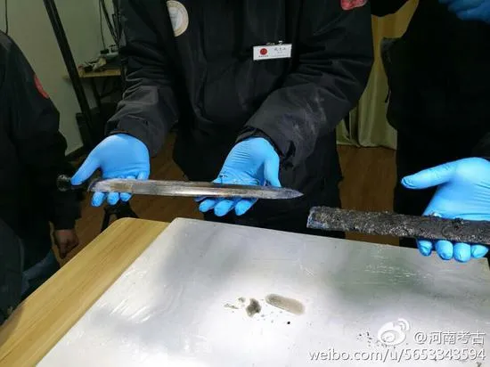 河南出土2000年前大宝剑 出鞘视频获网友赞：被寒光闪到了