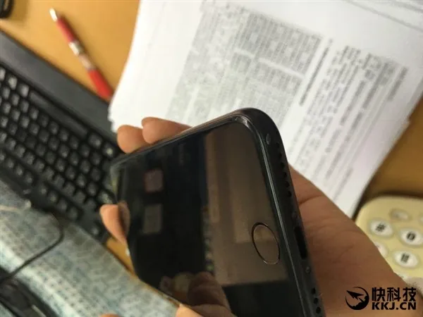 iPhone 7亮黑/磨砂黑都掉漆了：结果让人心碎！