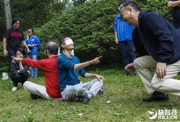 亮了！马云植物园化身“护花使者”：猎人矮大紧抢镜