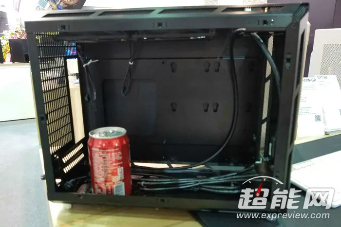 联力Computerx 2016展出两款新ITX机箱：瘦长的Q22、分层的Q37