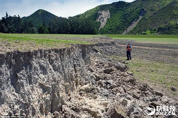 新西兰7.8级地震后奇观：震出4.5米“长城”