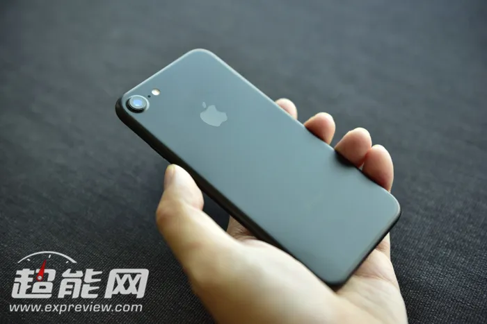 虽然iPhone 7s不那么被待见，但它似乎有玻璃后背、无线充电