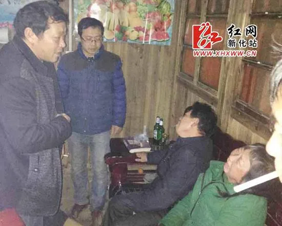 新化一小伙充电看手机时不幸被雷击身亡