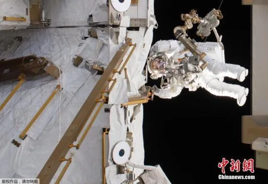 俄宇航员进行太空行走 手动释放五颗纳米卫星