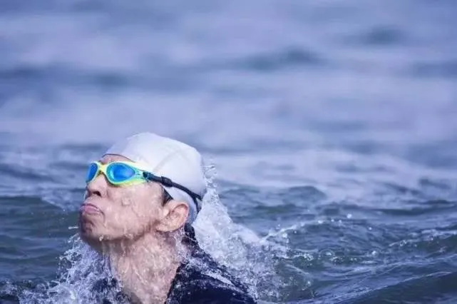 张朝阳参加海上马拉松 游了4小时12分钟