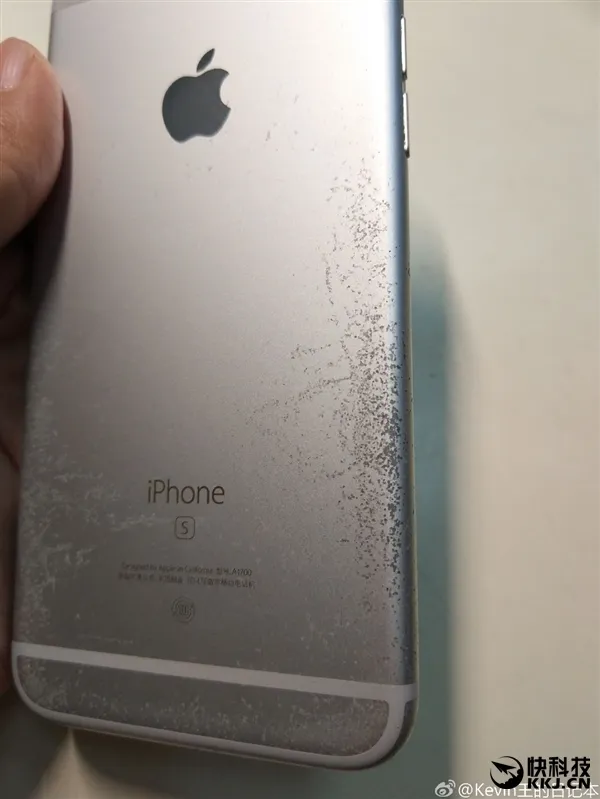 iPhone 6S后壳氧化变蕾丝：这解决方案苹果服了