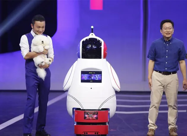 智能机器人亮相《加油！向未来》 首次挑战狗脸识别