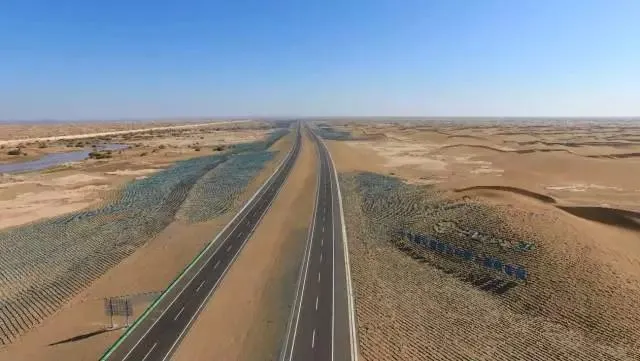 穿越500公里无人区，中国世界最长沙漠高速公路建成通车