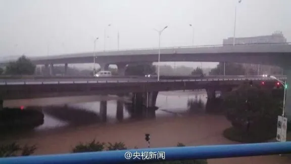 武汉后：南京一夜暴雨 大水围城地铁站灌水