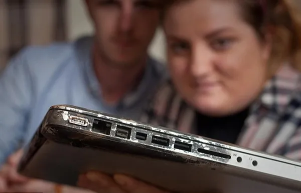 女子MacBook Pro放家充电：上班回家来家没了 猫被烧死