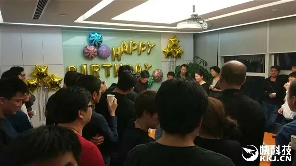 业内劳模：雷军47岁生日快乐！