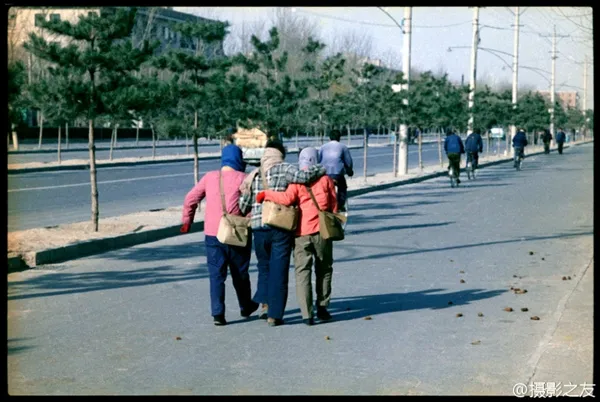 80年代女中学生老照片：擦玻璃这张太经典了