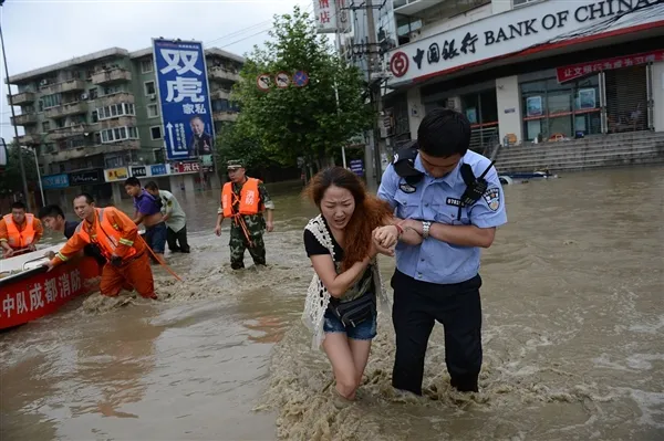 全国近百河流洪水超警戒：长江倒灌鄱阳湖