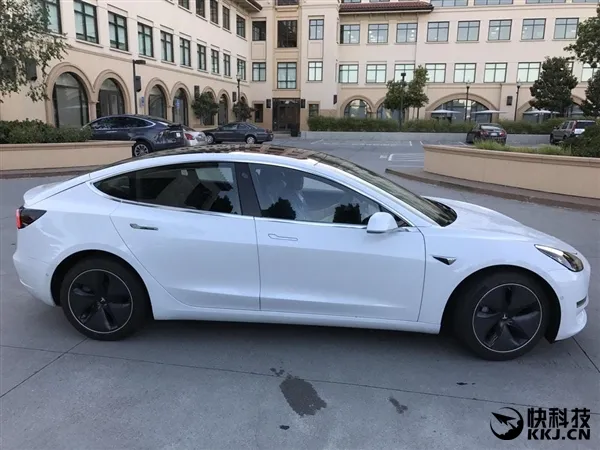 特斯拉Model 3真车照曝光 轮毂画风清奇