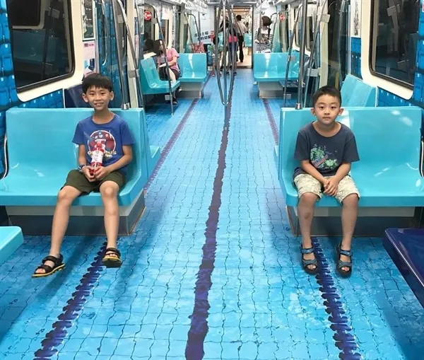 台北地铁变身“游泳馆” 效果太逼真