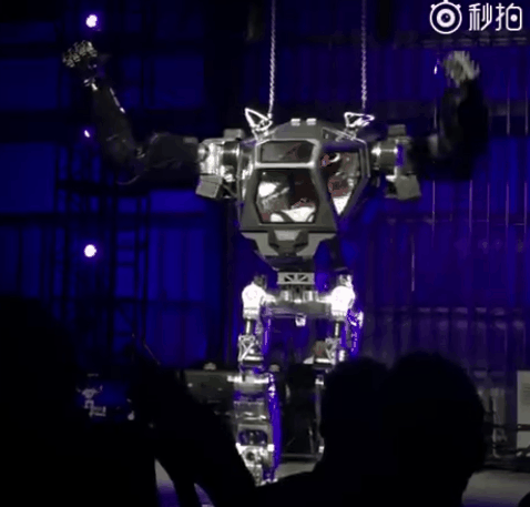 亚马逊CEO贝索斯驾驶世界首款载人机器人：画面超带感