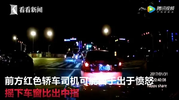 宝马闪大灯被竖中指：路怒疯狂逼停对方