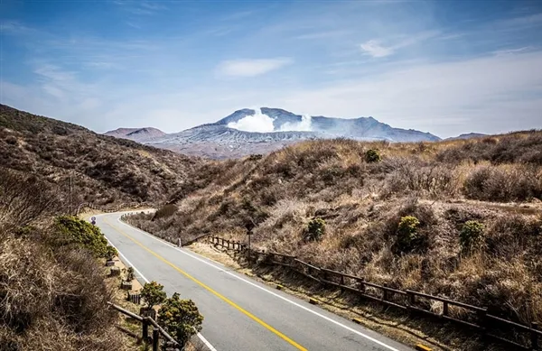 日本地壳频繁运动现神奇小镇：有3千多火山温泉